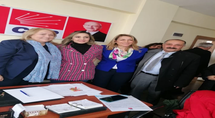 CHP’ye Katılan Kadınlara Parti Rozetleri Takıldı