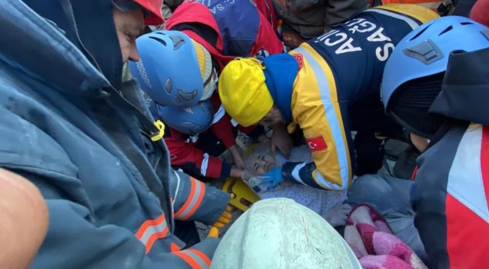 Elazığ Belediyesi Ekipleri Fatma Teyzeyi 62 Saat Sonra Enkazdan Sağ Çıkardı