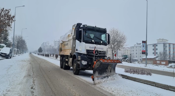 Elazığ Belediyesi Şehrin Dört Bir Yanında Kar Temizleme Çalışmalarını Sürdürüyor