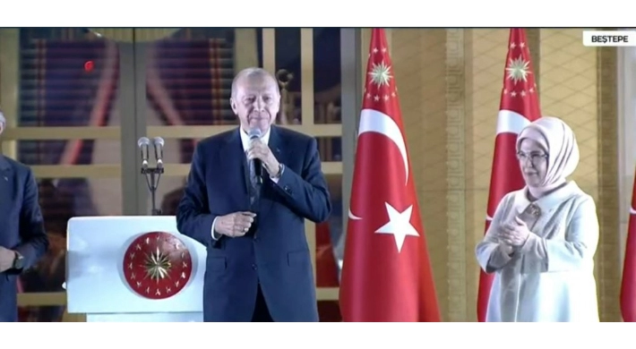 13. Cumhurbaşkanı Recep Tayyip Erdoğan Balkon Konuşması Yaptı