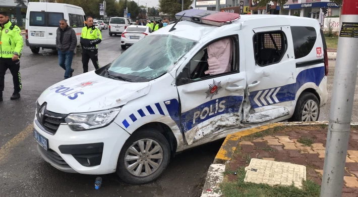 Polis Aracı İle Otomobil Çarpıştı: 2 Polis Yaralandı