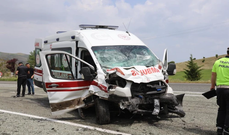 Ambulans İle Hafif Ticari Araç Çarpıştı 2’si Polis 6 Yaralı