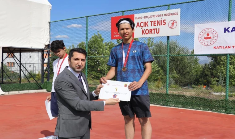 Tenis Turnuvasında Derece Girenlere Ödülleri Verildi