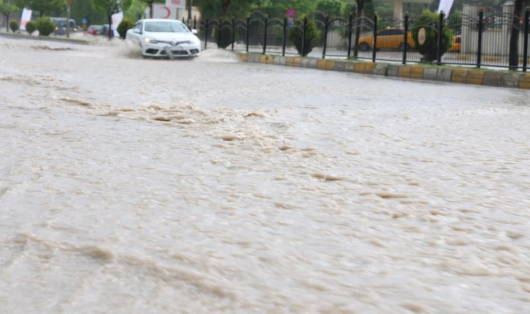 Yağmur Alt Geçidi Suyla Doldurdu, Sürücüler Güçlük Çekti