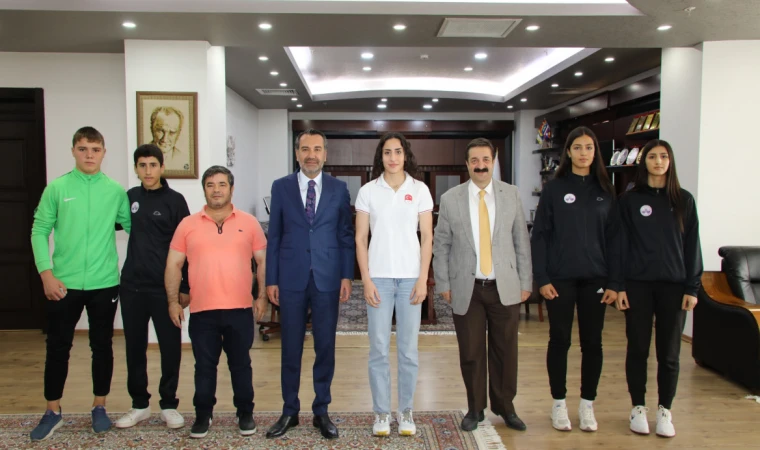 Elazığ Belediyespor’un Sporcularından Başkan Şerifoğulları’na Teşekkür Ziyareti