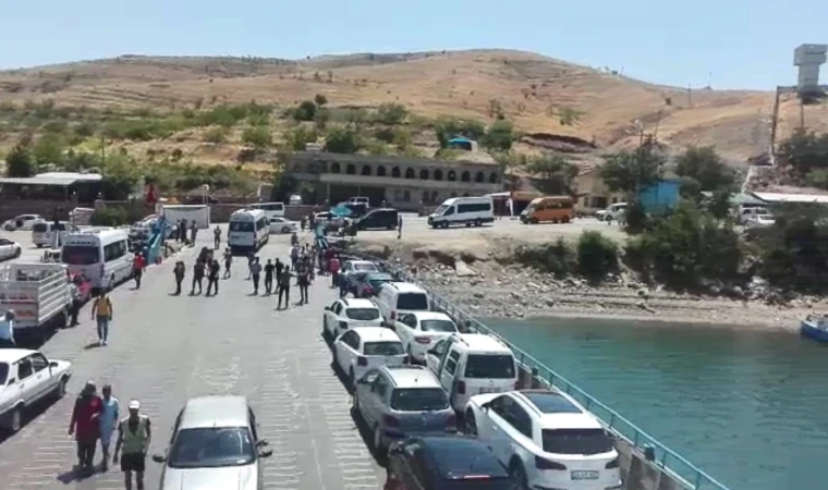 Elazığ-Pertek Feribotlarında Bayram Yoğunluğu