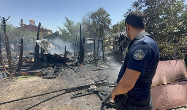 Elazığ'da Ahır Ve Kümes Yangını: 15 Keçi, 29 Tavuk Telef Oldu