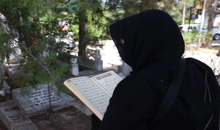 Elazığ'da Bayram Arefesinde Kabir Ziyaretlerinde Bol Bol Dua Edildi