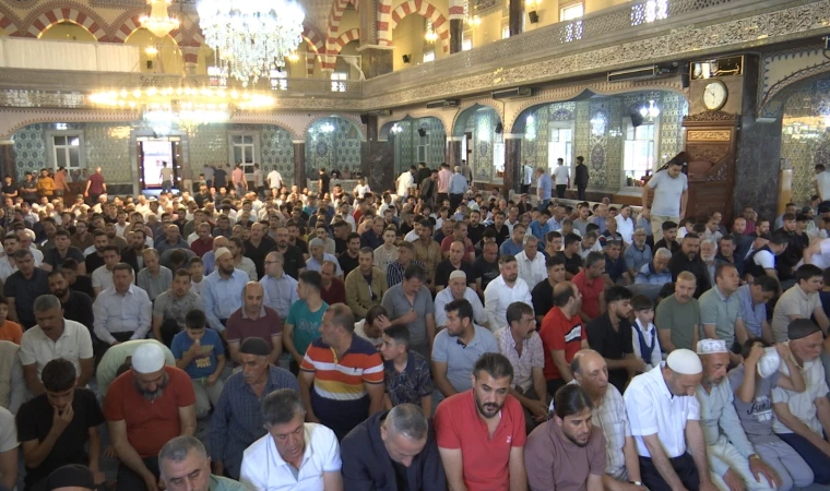 Elazığ’da Bayram Namazında Camiler Doldu Taştı