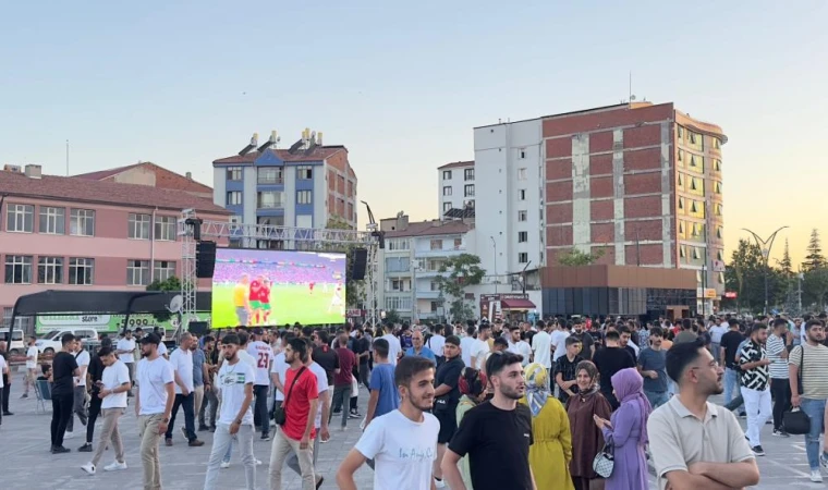 Elazığ'da Türkiye-Portekiz Maçı İçin Dev Ekran Kuruldu