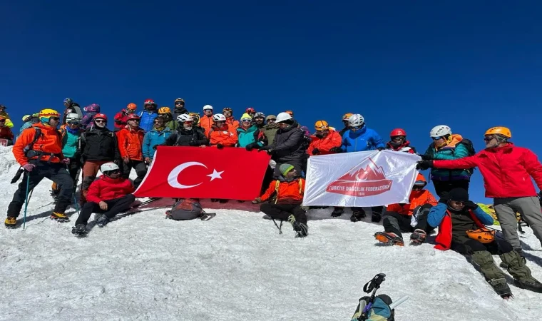 Ağrı Dağı’na Zafer Bayramı Tırmanışı