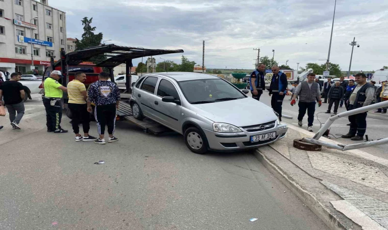 Direksiyon Hakimiyetini Kaybeden Sürücü Orta Refüje Çıktı