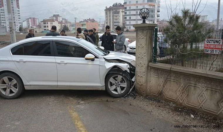 Elazığ’da Otomobil Duvara Çarptı: 2 Yaralı