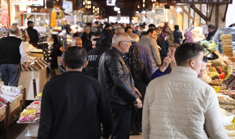 Kapalı Çarşı’daki Gurbetçi Yoğunluğu Esnafın Yüzünü Güldürdü