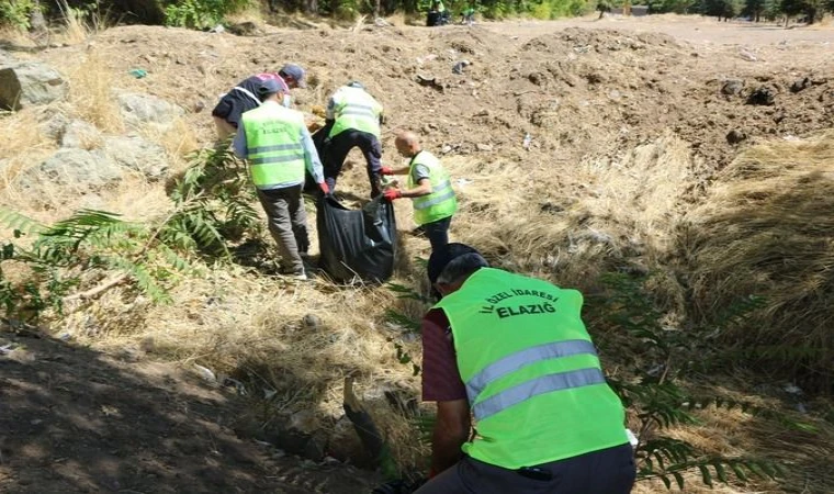 Sivrice Belediyesi Hazar Gölü Çevresinde Temizlik Çalışması Yaptı