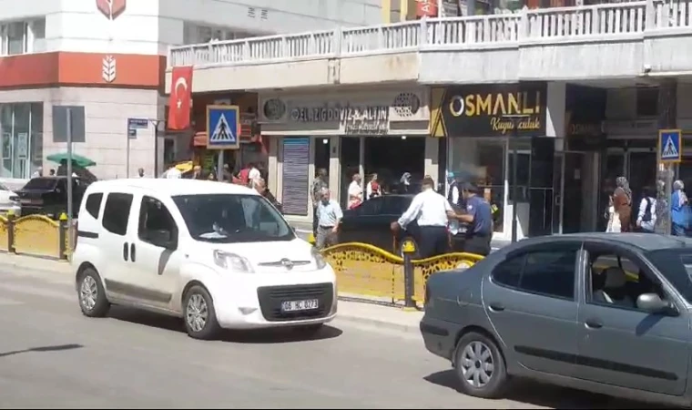 Yolun Ortasında Kalan Yaşlı Adamın İmdadına Polis Yetişti