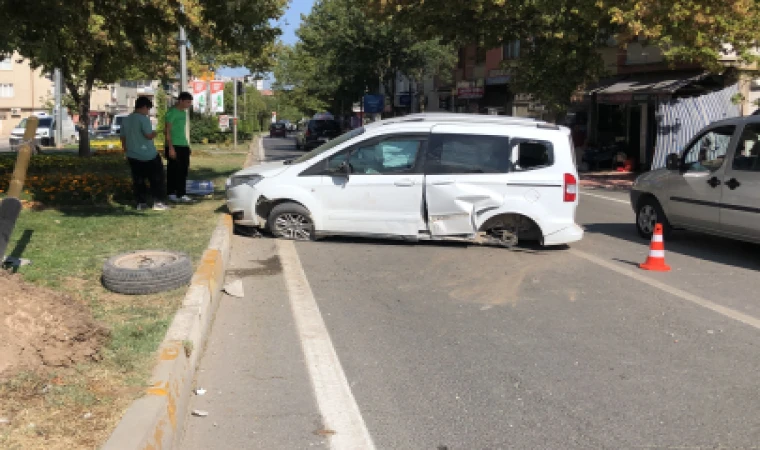 Ambulans ile Hafif Ticari Araç Çarpıştı: 2 Yaralı