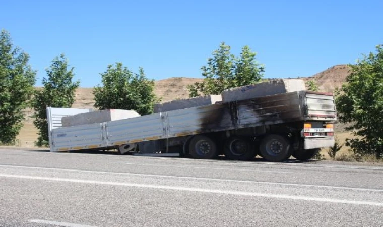 Baskil’de Mermer Yüklü Tır Yoldan Çıktı