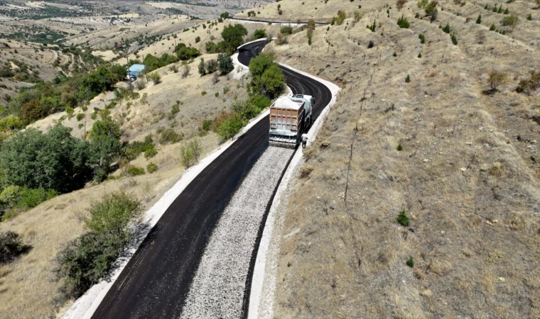 Elazığ Belediyesi, 8 Mahallede Sathi Kaplama Yol Yapım Çalışması Gerçekleştiriyor