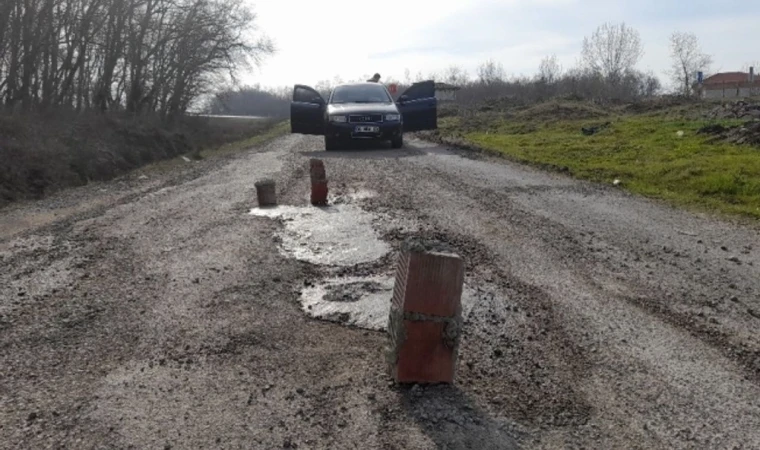 Köstebek Yuvasına Dönen Köy Yolları