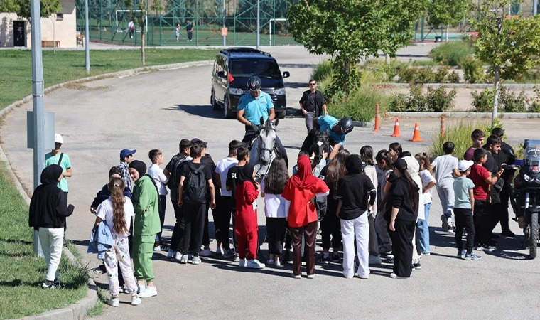 Ahıska Türkü Çocuklardan Atlı Jandarma Timine Büyük İlgi