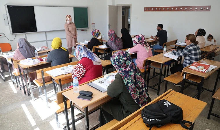 Çocuklarının Okuduğu Sıralarda Şimdi Kendileri Okuma Yazma Öğreniyor