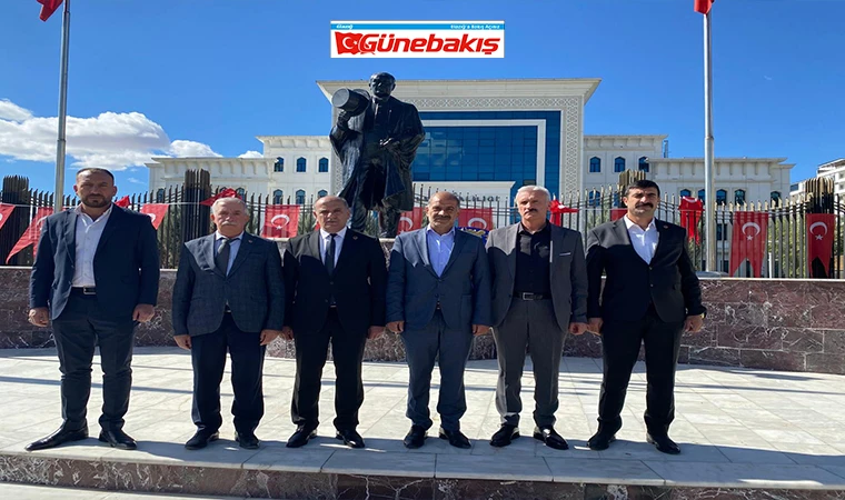 Elazığ’da Muhtarlar, Atatürk Anıtı’na Çelenk Sundular