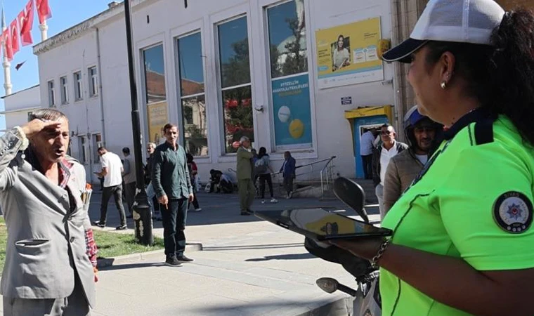 Kadın Polise ‘Komutanım' Diyerek Tekmil Verdi