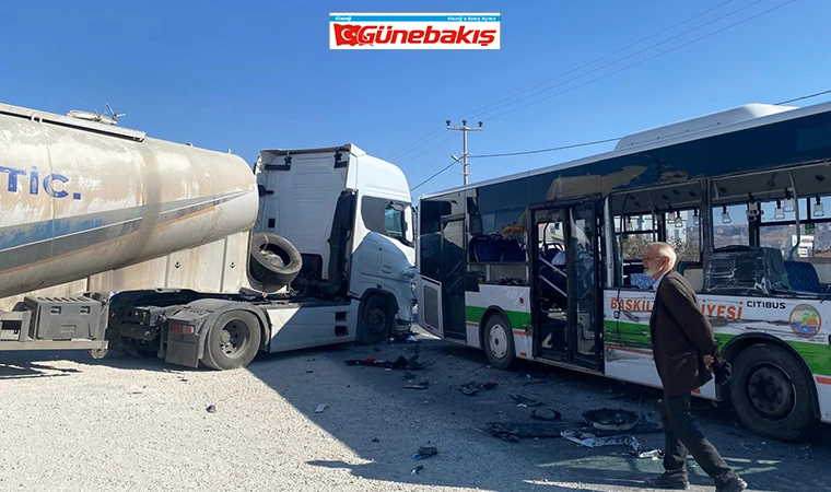 Elazığ'da Tır ile Yolcu Otobüsü Çarpıştı: 6 Yaralı