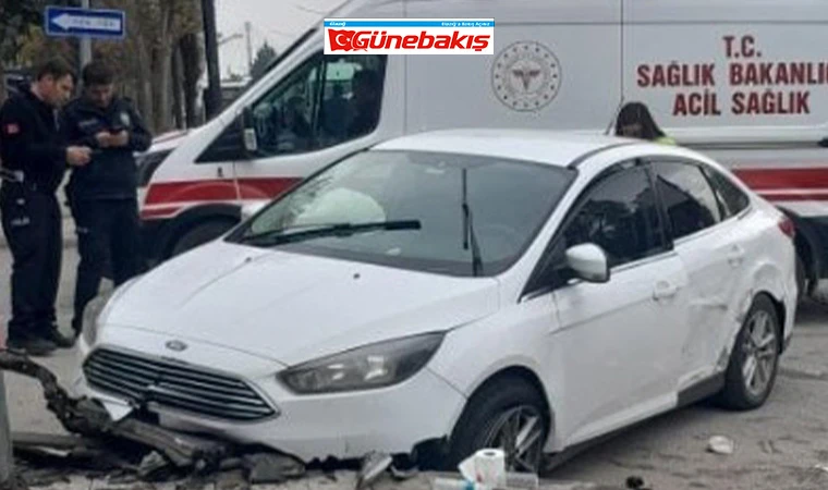 Elazığ’da Otomobilin Kaldırıma Çarpması Sonucu Meydana Gelen Kazada, 2 Kişi Yaralandı.