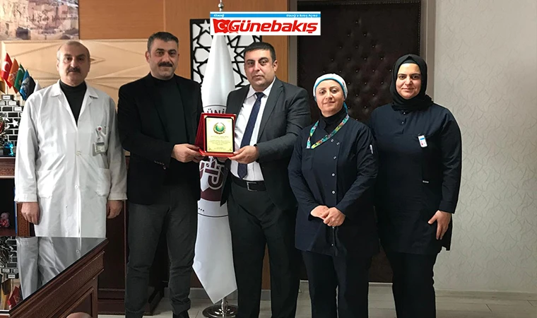 Kamu Sağlık-Sen Genel Başkanı Ümit Karataş, Başhekimi Prof. Dr. Gökhan Artaş'a Plaket Takdim Etti