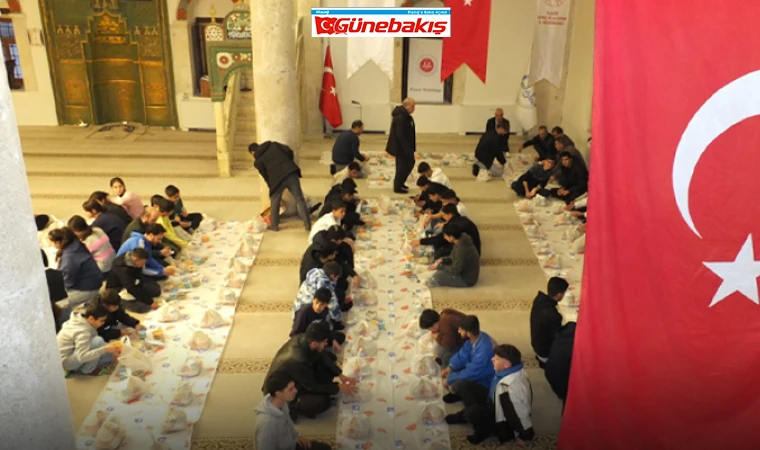 Keban’da 200 Öğrenci Tarihi Camii’de İftar Yemeğinde Buluştu