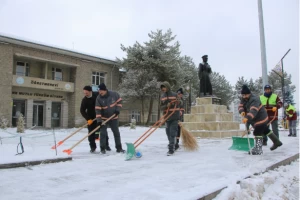 Elazığ’da Cadde ve Kaldırımlar Kardan Temizleniyor