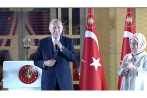 13. Cumhurbaşkanı Recep Tayyip Erdoğan Balkon Konuşması Yaptı