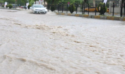 Yağmur Alt Geçidi Suyla Doldurdu, Sürücüler Güçlük Çekti