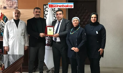 Kamu Sağlık-Sen Genel Başkanı Ümit Karataş, Başhekimi Prof. Dr. Gökhan Artaş'a Plaket Takdim Etti