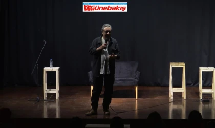 Özkan Özgür, Elazığ’da ‘Bişey Bişey’ Stand-Up Gösterisiyle Gülümsetti