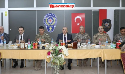 Vali Hatipoğlu, Özel Harekat Polisleriyle İftar Yaptı